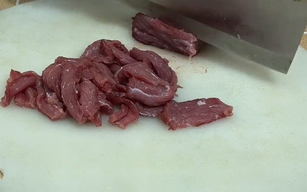 牛肉饺子馅配什么蔬菜好吃，牛肉饺子馅配什么蔬菜（香菜牛肉——一道简单易学的凉拌菜）