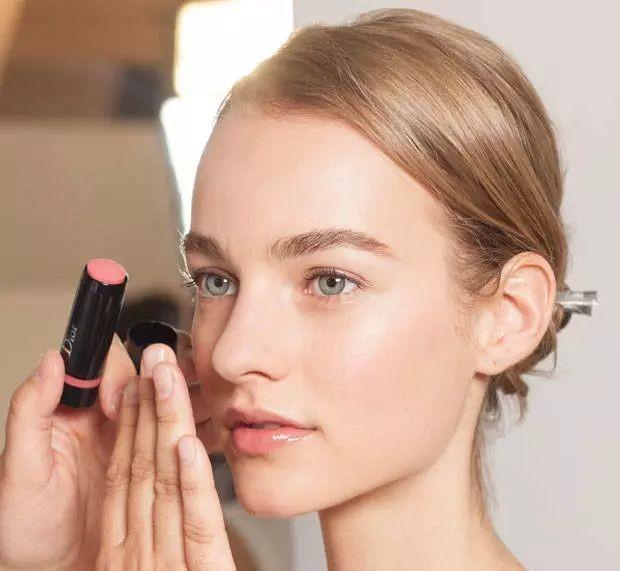 隔离霜有什么作用，隔离霜有什么作用可以不涂吗（隔离霜都有哪些作用，你了解吗）