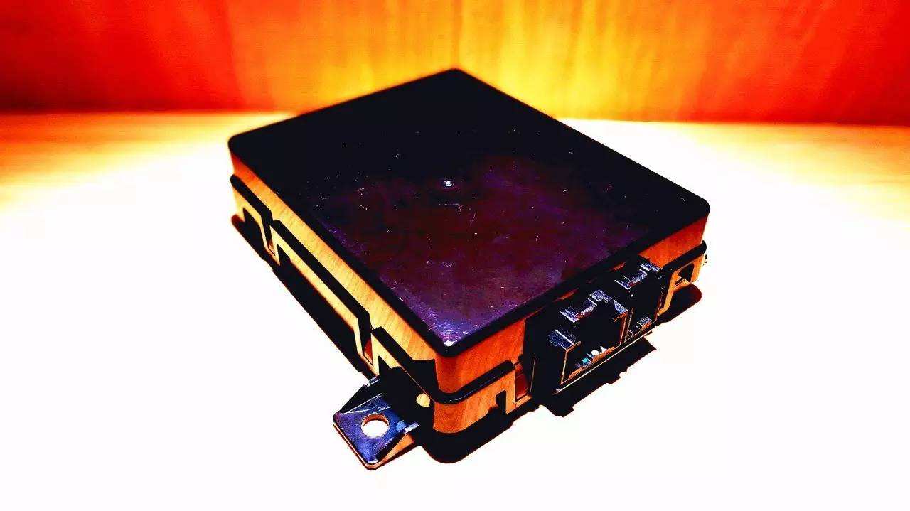 飞机黑匣子是什么意思呀(飞机上的飞行记录仪,明明是橙红色涂装