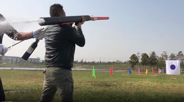 水火箭的工作原理是什么，水火箭的原理及制作方法（江苏大叔成功发明水火箭）