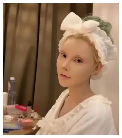 芭比迪丽拉个人资料(花1000万整容108次)