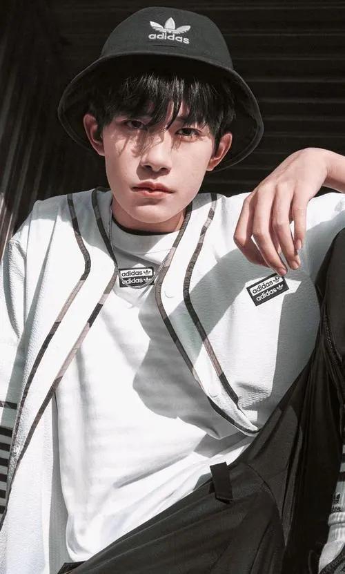 易烊千玺的真实年龄，易烊千玺14岁到17岁外貌变化（“谦逊低调”的易烊千玺）