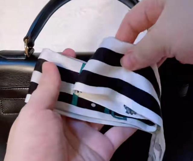 小丝巾最简单的三种系法，小丝巾的系法（让你的包包看起来很贵）