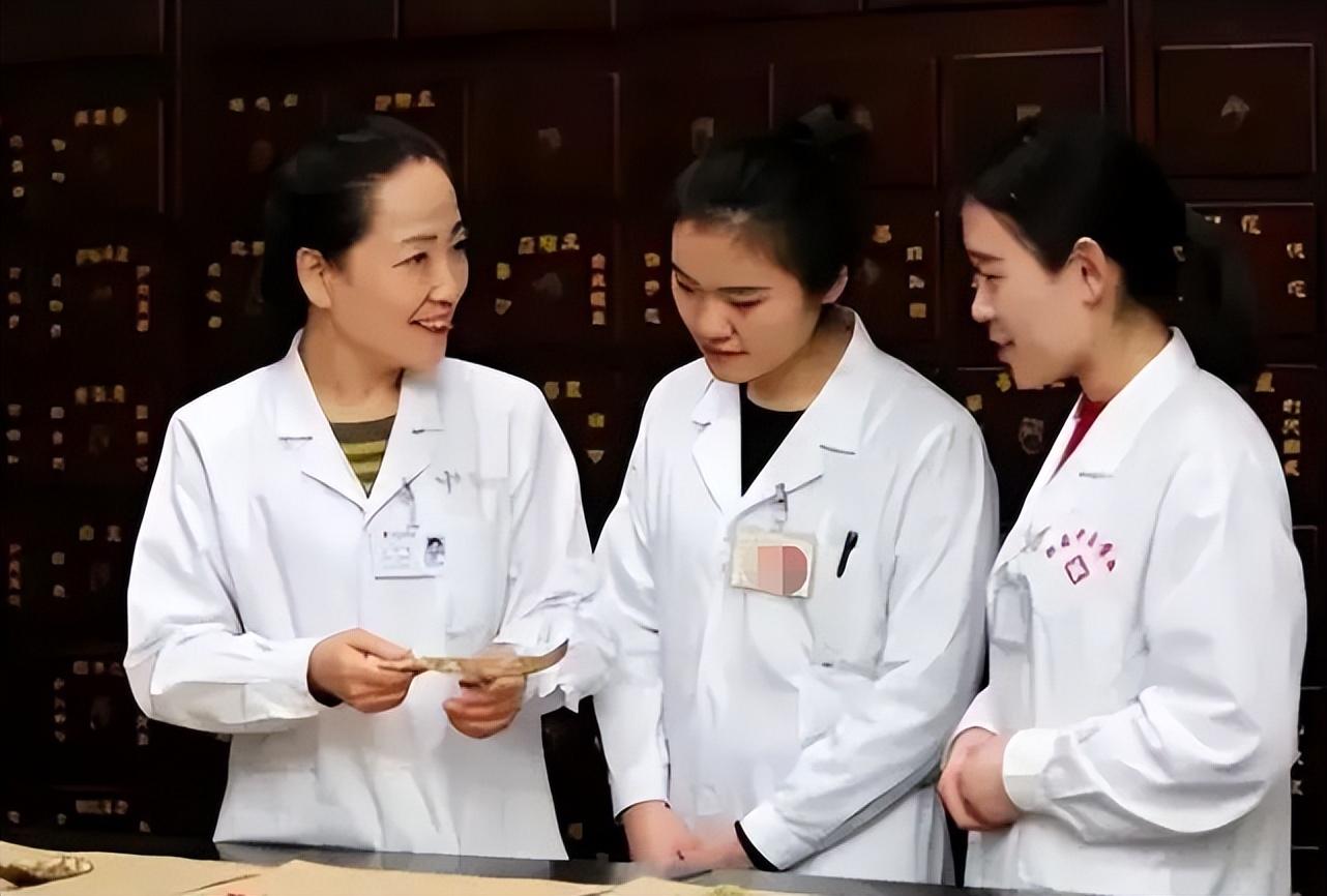 中西医临床医学就业前景("医学类"专业前景排行,临床医学跌出前3,榜首