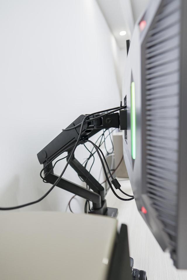 如何实现一台电脑多屏显示，如何实现一台电脑多屏显示同步（双屏无线办公桌面搭建）