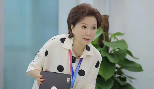 蔡明的丈夫是谁，蔡明和丈夫结婚了吗（演员蔡明：24岁嫁丁秋星）