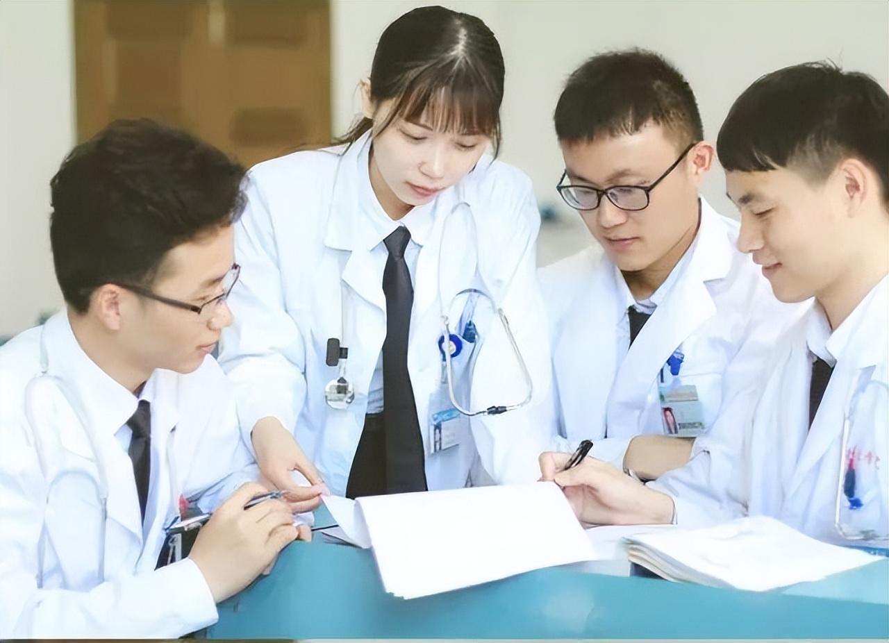 中西医临床医学是干什么的专业呢(医学类已经"饱和"的三大专业,新生
