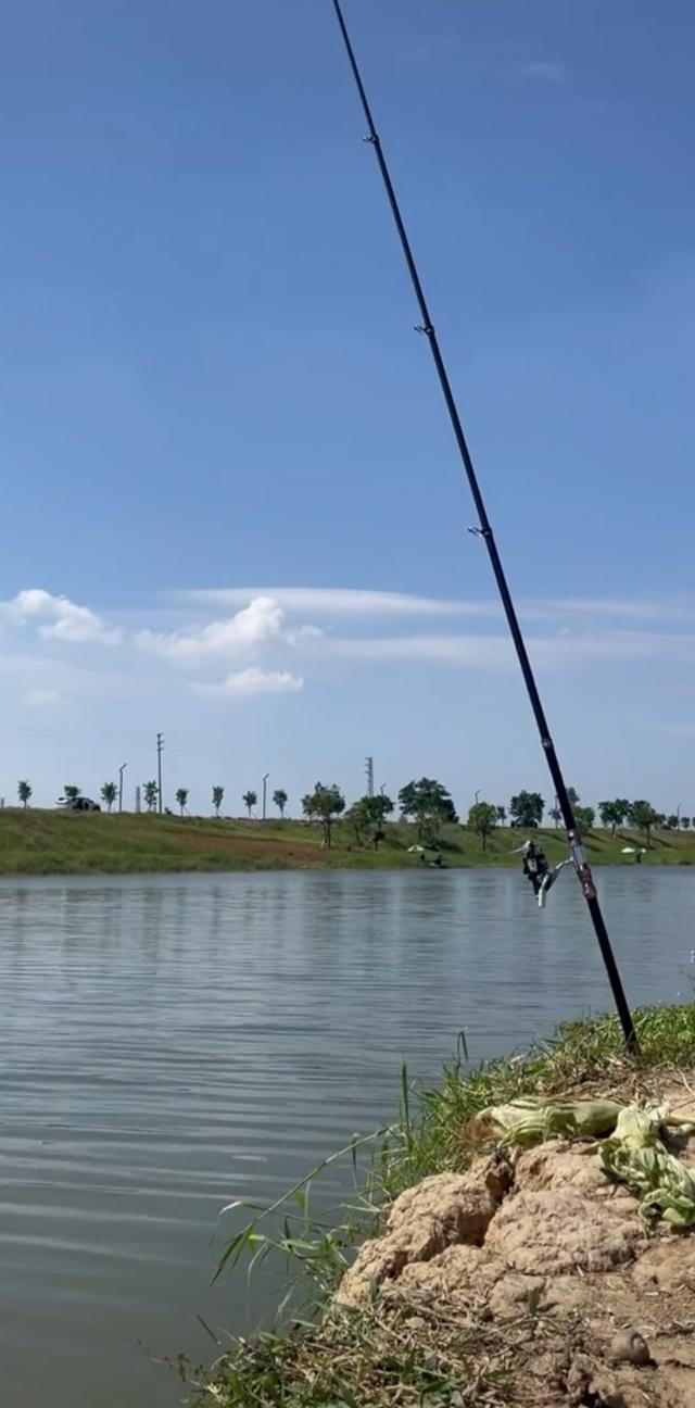 阴天钓鱼钓深还是钓浅，下雨天钓鱼应该钓深水还是浅水（钓深、钓浅应该如何选择）