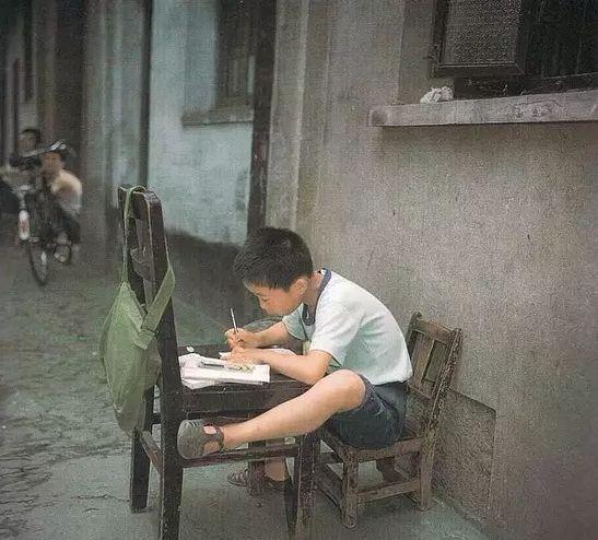 现在才明白歌词，别再让旧的伤疤浪费新的眼泪歌词（看了40年前中国孩子的偷拍照）