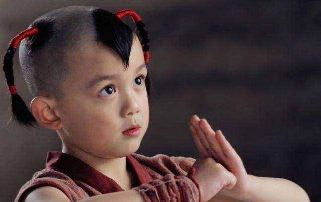 从小就开始演戏的吴磊也为我们带来了很多印象深刻的角色,从童年时期