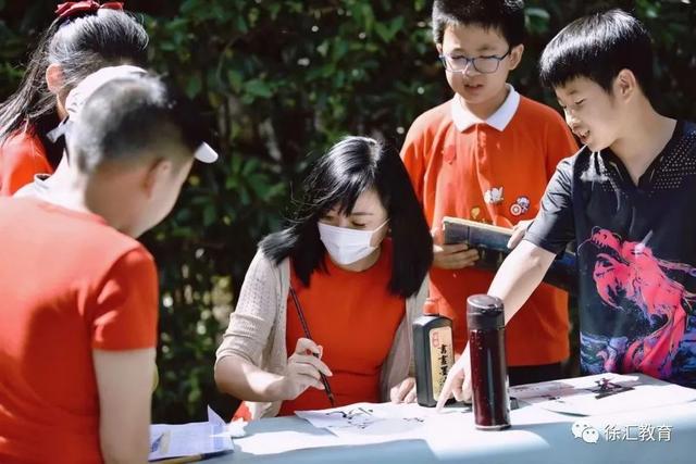 送你一朵小红花，送你一朵小红花电影介绍（我们身边的“四有”好教师图片）