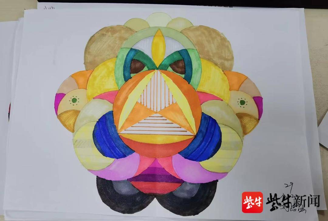 这些初中生设计的"轴对称图形"美出新高度)